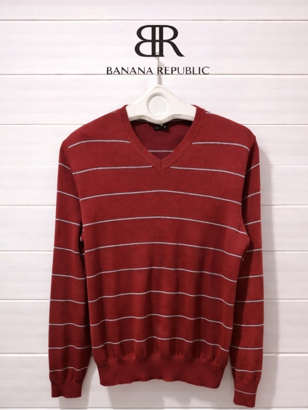 BANANA REPUBLIC Red Striped white and black V-Neck Sweater – Size M (Men Unisex)